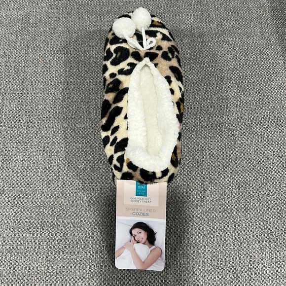 Cozy Sherpa slippers leopard print NWT retails $17 size small 6-7.5 - Picture 1 of 3